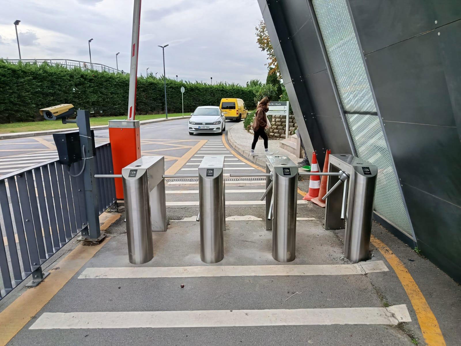 نظام بوابة دوارة ثلاثية القوائم وقارئ بطاقات