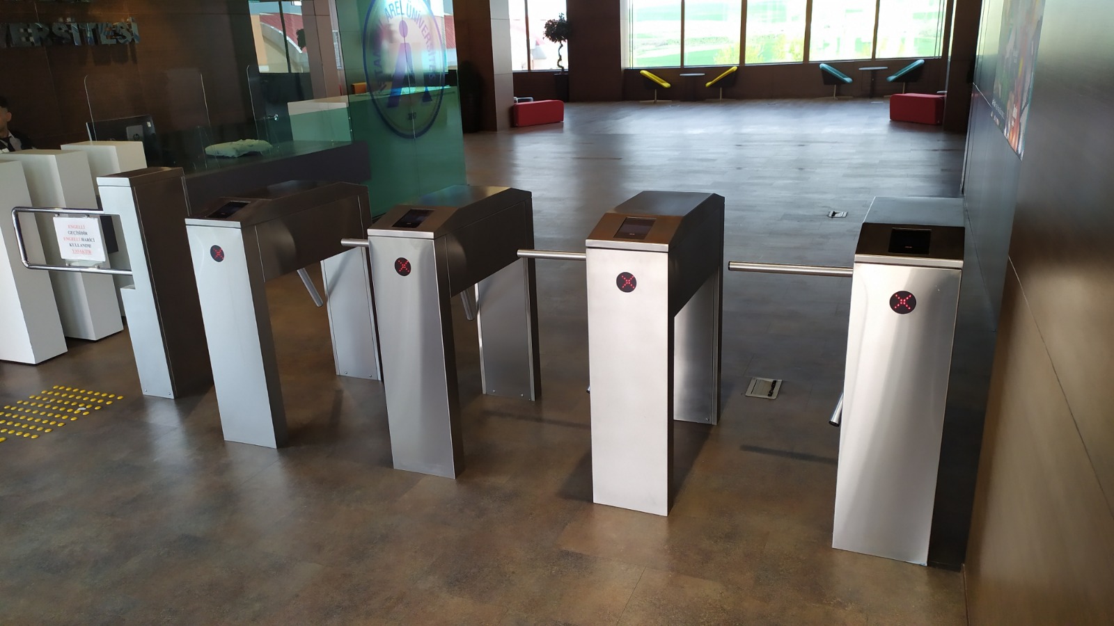 نظام تتبع الطلاب، وتركيب بوابات دوارة ثلاثية القوائم وبوابات دوارة لكبار الشخصيات