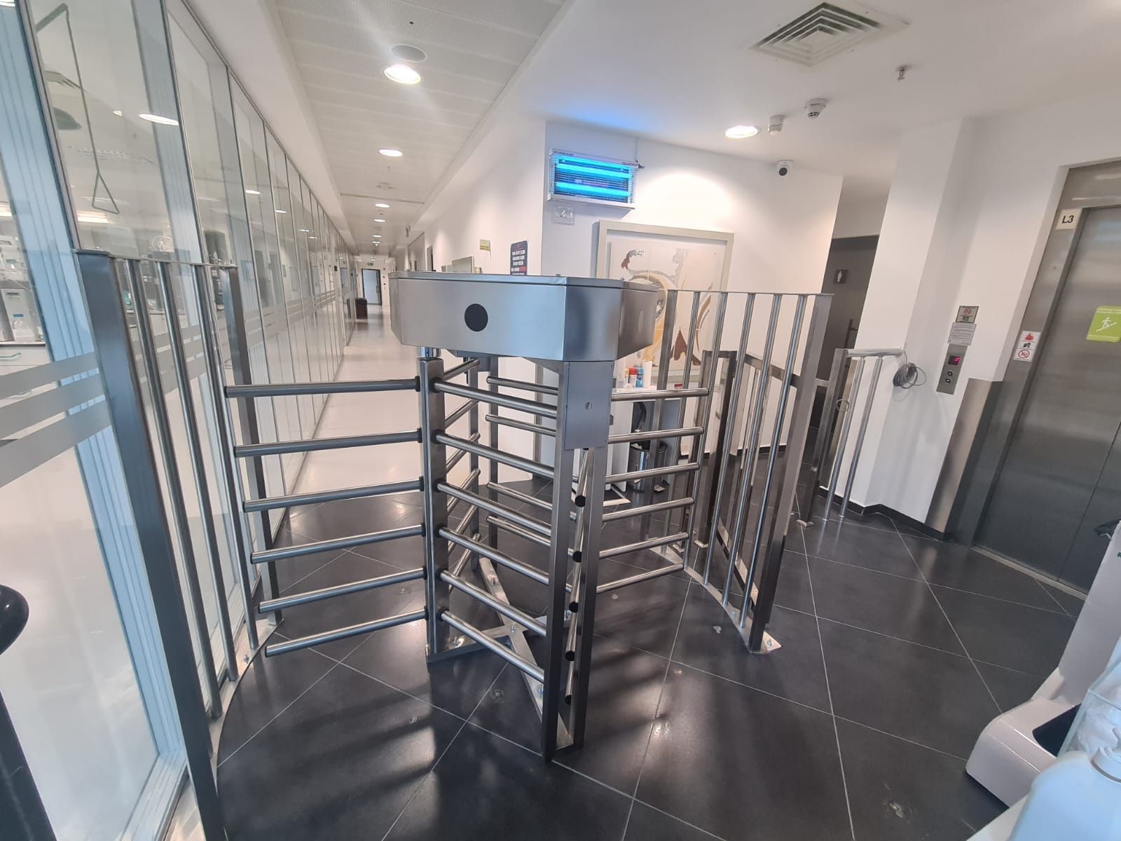 Drehkreuzprojekt aus Edelstahl in halber Höhe