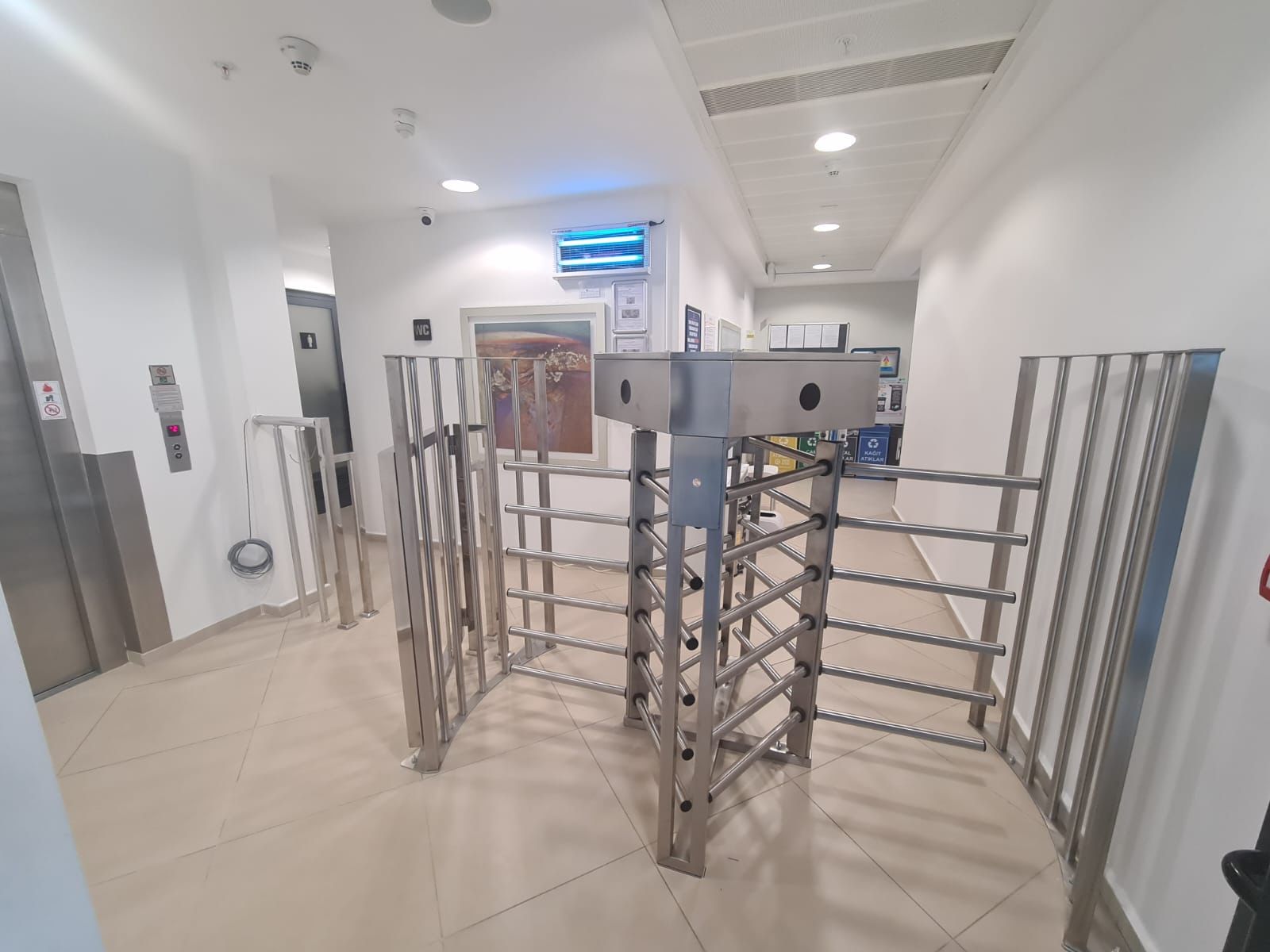 Drehkreuzprojekt aus Edelstahl in halber Höhe