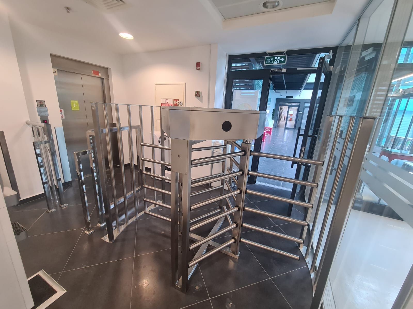 Drehkreuzprojekt aus Edelstahl in halber Höhe