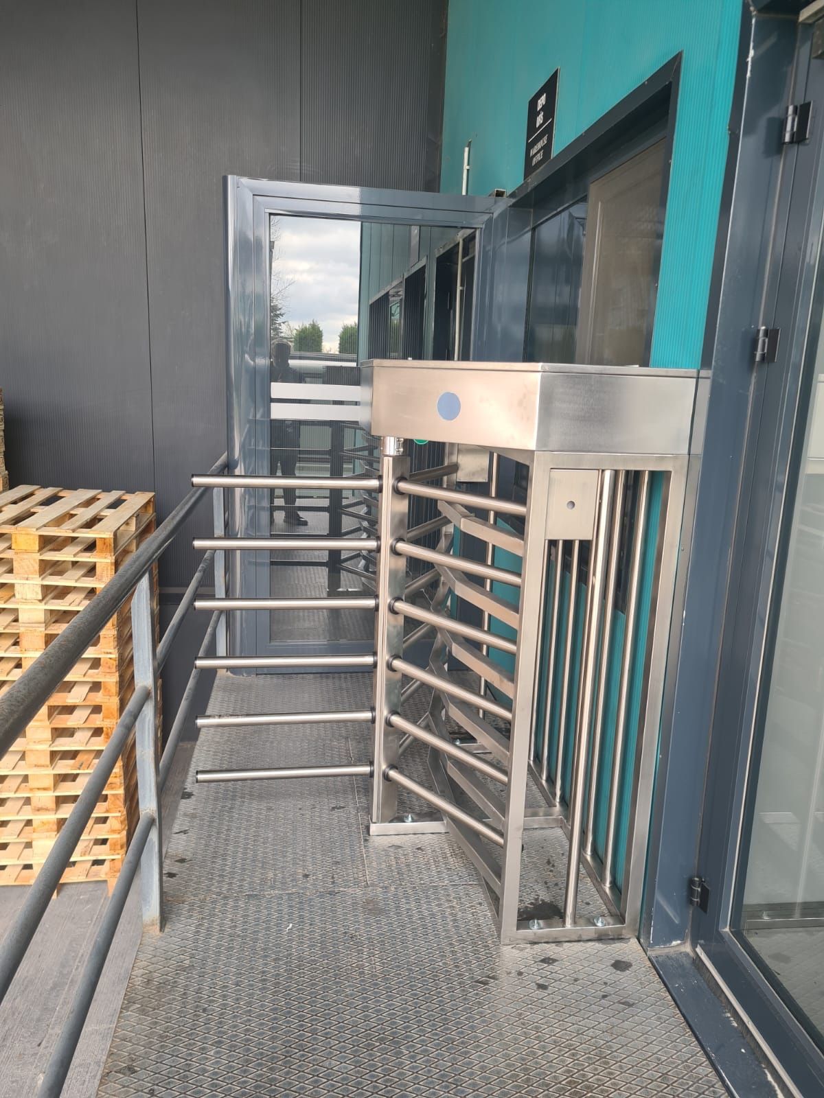 Drehkreuzprojekt aus Edelstahl in halber Höhe